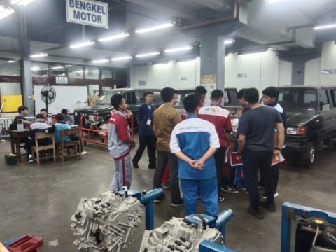 Pengembangan Kompetensi Otomotif: Siswa SMK Muhammadiyah Mla